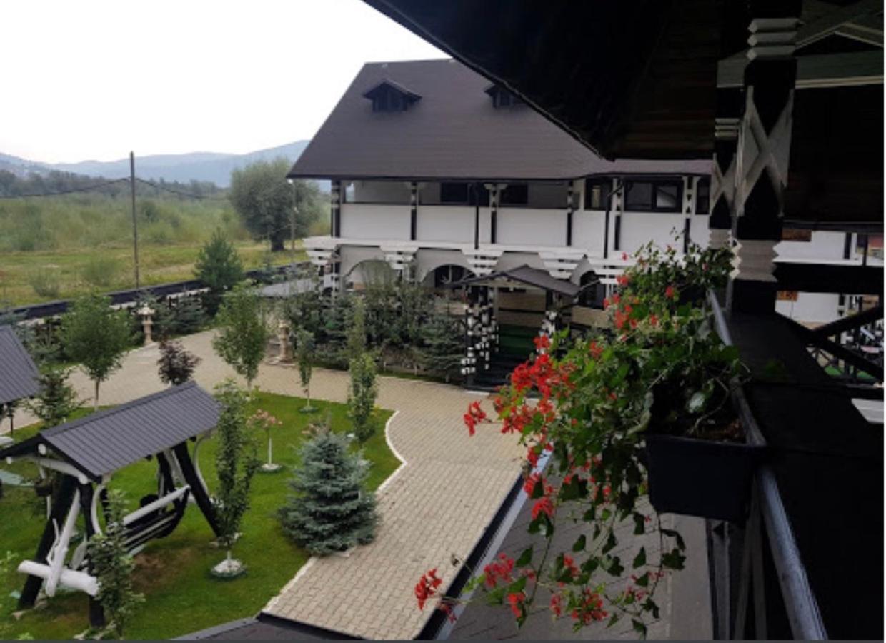 Отель Complex Lions Bucovina Воронец Экстерьер фото